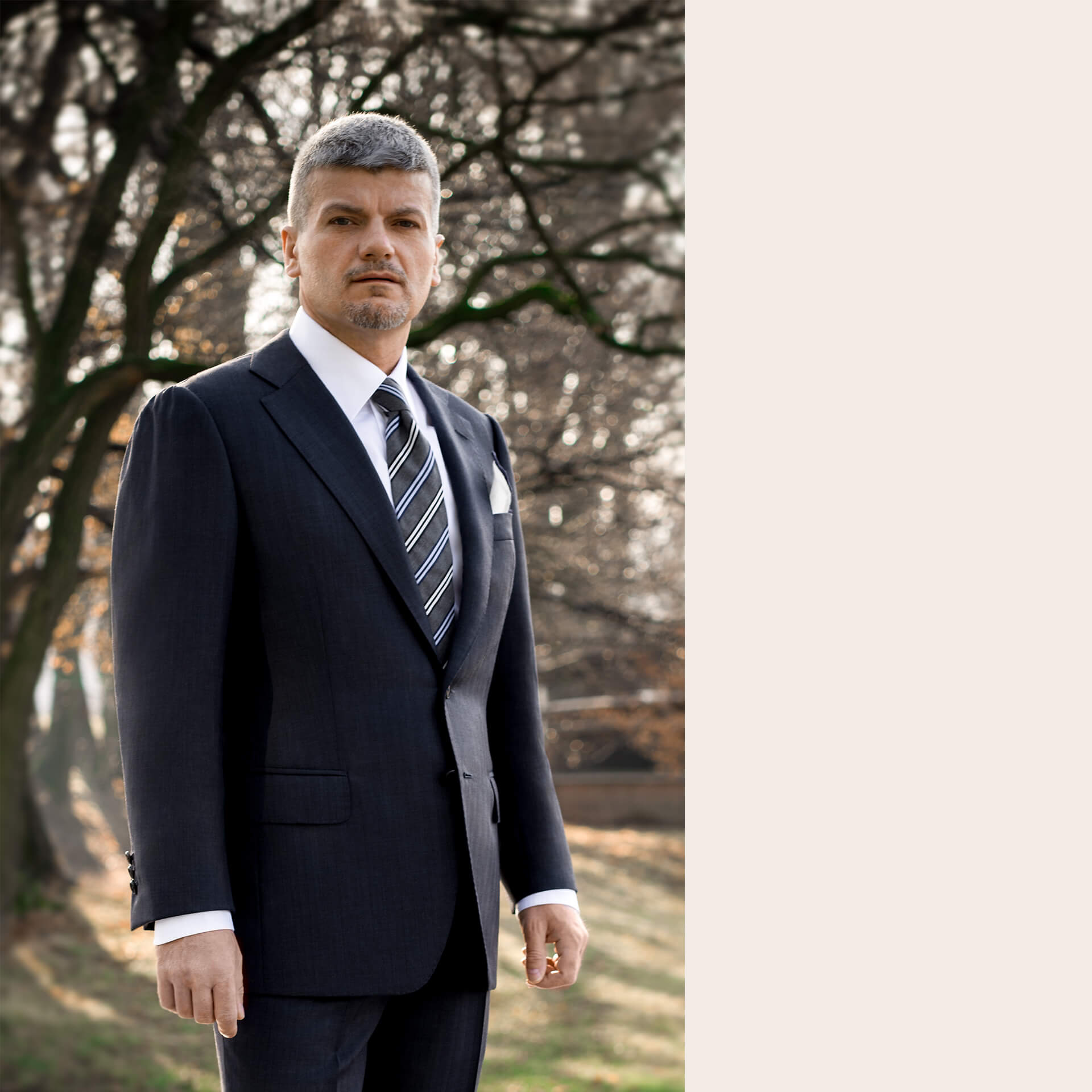 Zielona marynarka z beżowymi spodniami na miarę Piotr Kamiński